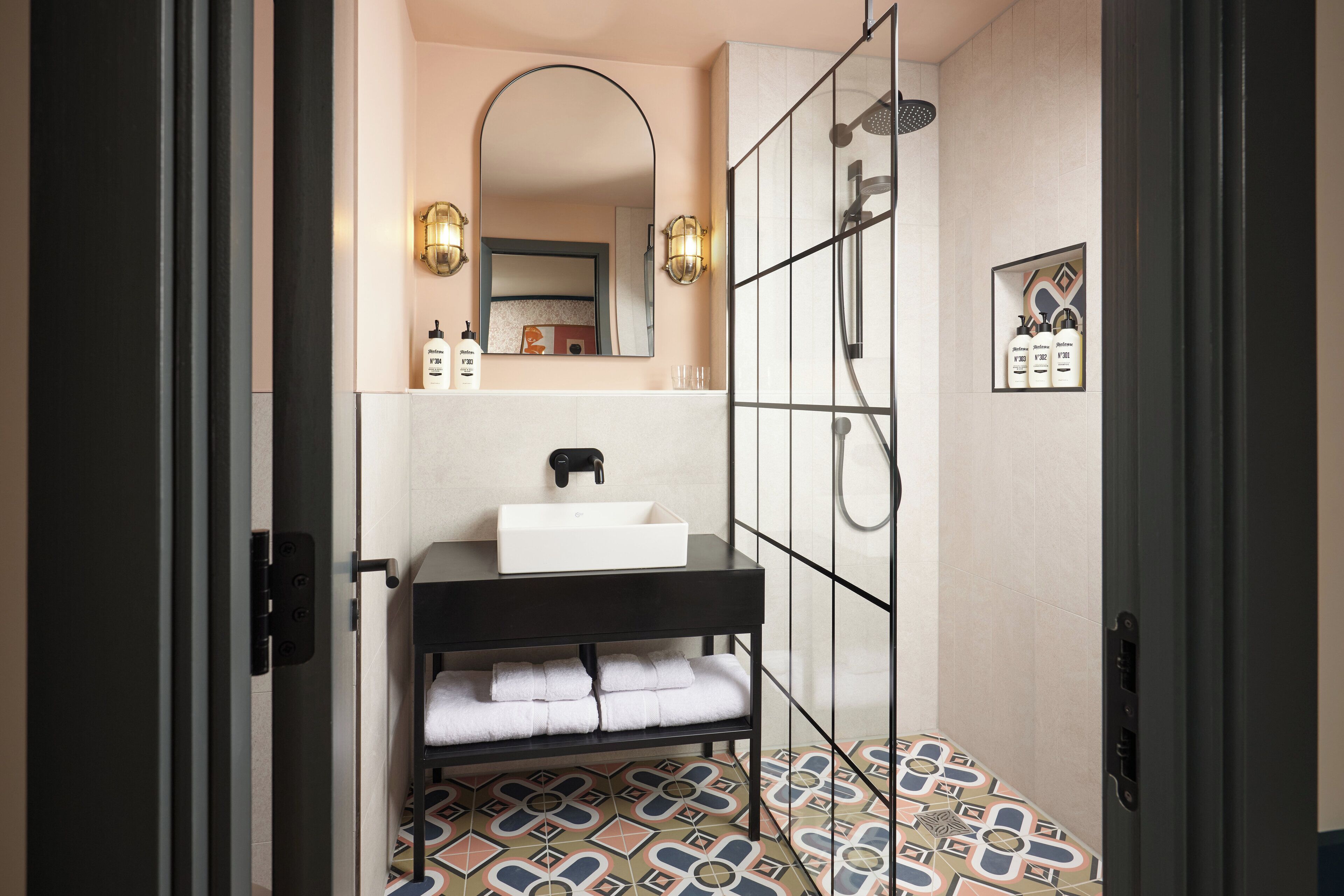 Shower, rainfall showerhead, free toiletries, hair dryer