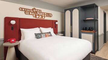 Premium kamer, 1 queensize bed | Een kluis op de kamer, een bureau, een laptopwerkplek