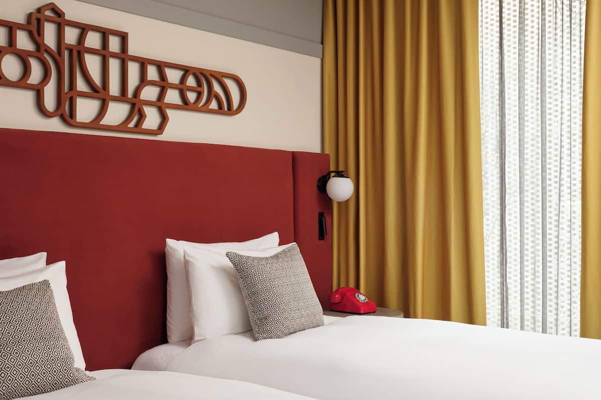 Habitación estándar, 2 camas individuales | Caja de seguridad en la habitación y escritorio