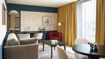 Suite, 1 kingsize bed, op de hoek | Een kluis op de kamer, een bureau, een laptopwerkplek