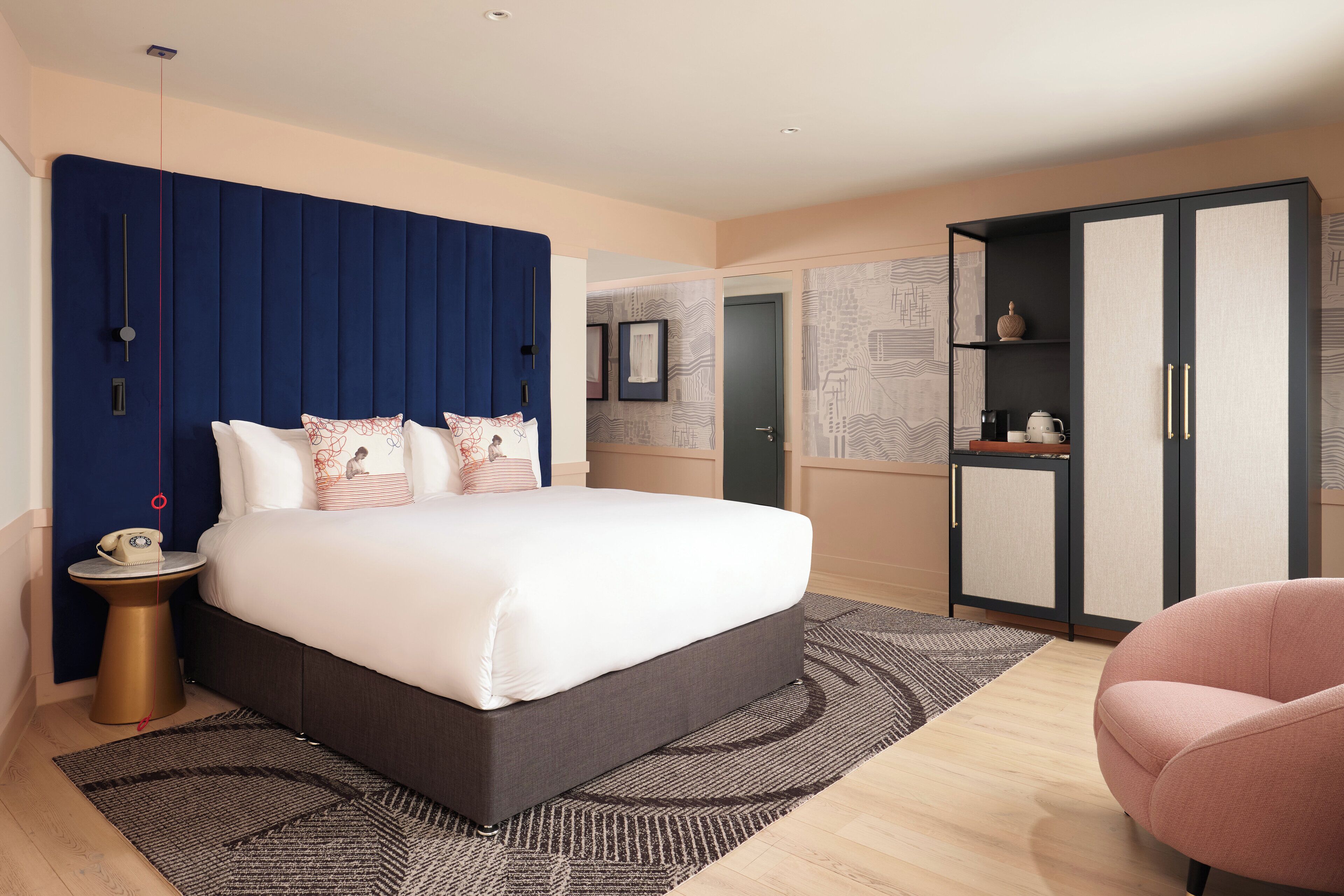 Chambre Standard, 1 très grand lit, accessible aux personnes à mobilité réduite | Coffre-fort, bureau, espace de travail pour ordinateurs portables