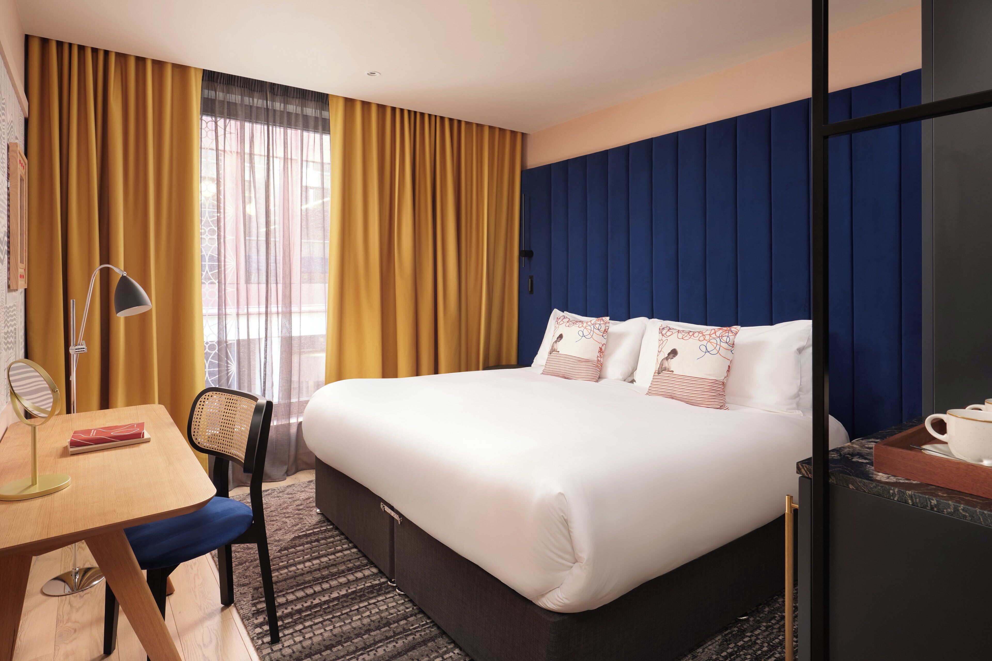 Caja de seguridad en la habitación y escritorio 