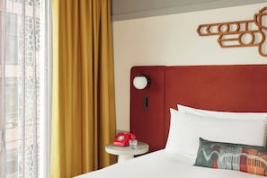 Premium bedding, in-room safe, desk, laptop workspace - Hotel Indigo Gloucester The Forum By IHG (Gloucester)