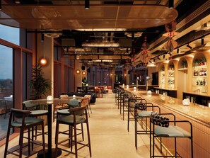 2 bars/lounges, rooftop bar - Hotel Indigo Gloucester The Forum By IHG (Gloucester)