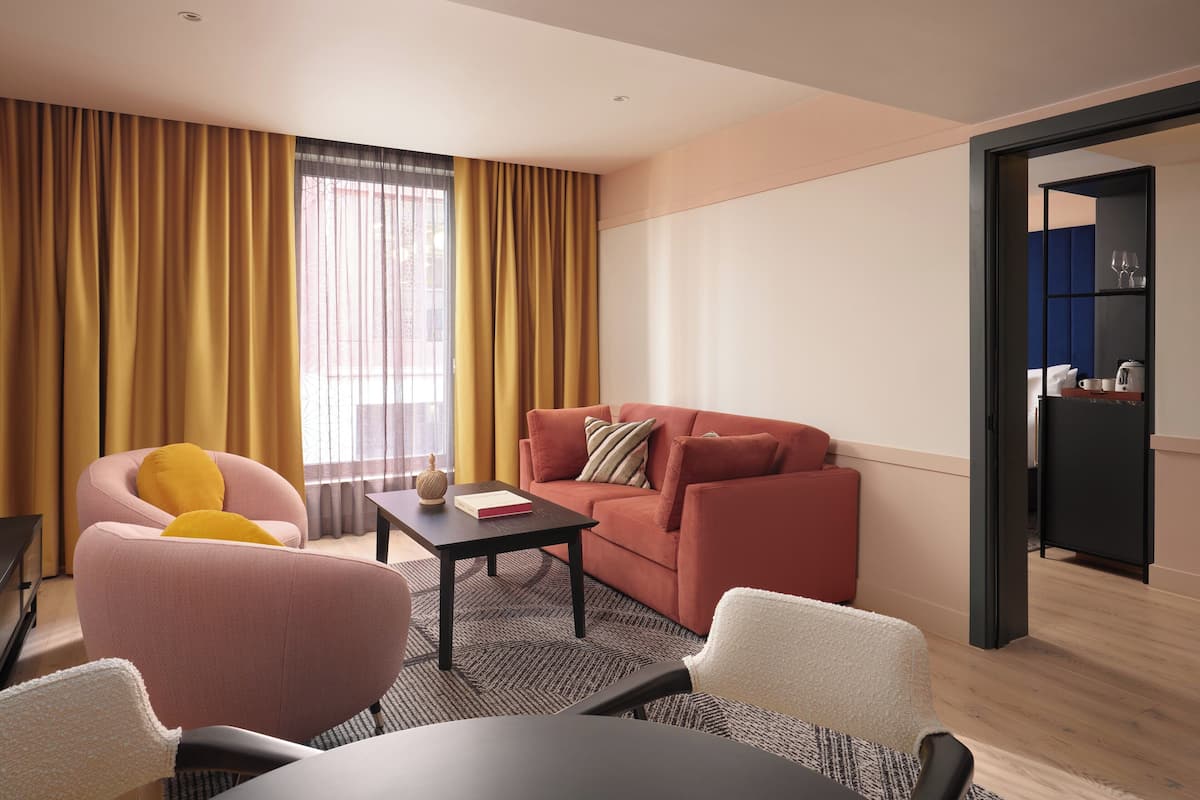 Suite, 1 habitación | Caja de seguridad en la habitación y escritorio