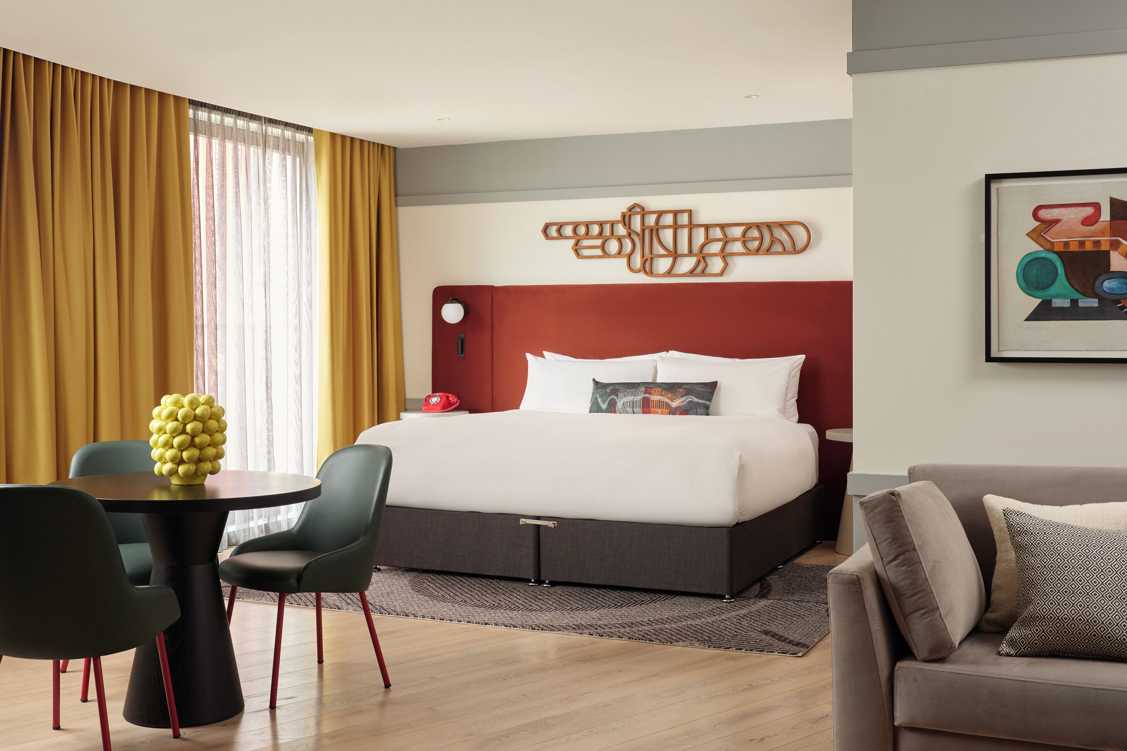 Caja de seguridad en la habitación y escritorio 