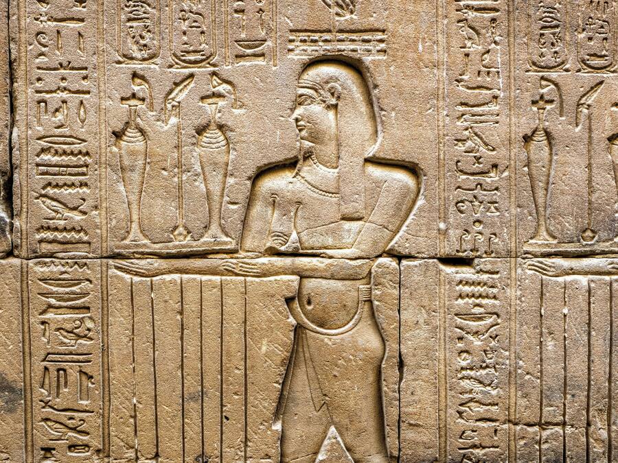 Un relieve de piedra con jeroglíficos y la figura de una persona.