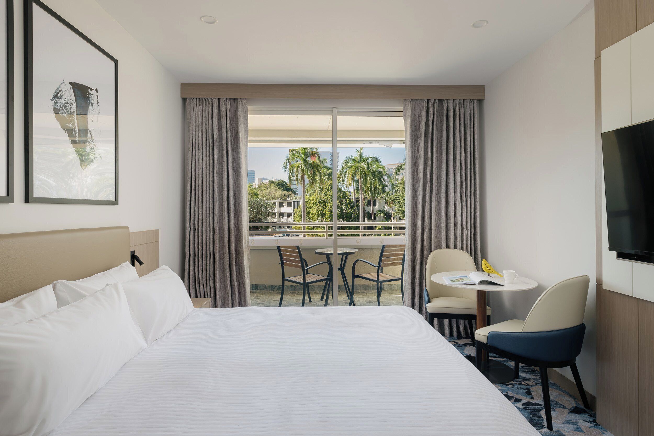 Ropa de cama de alta calidad, colchones con pillow-top y minibar 