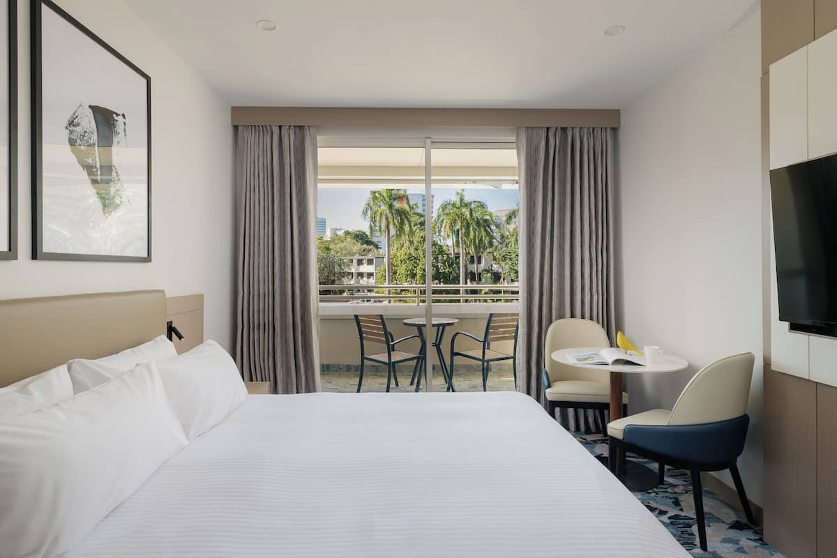 Ropa de cama de alta calidad, colchones con pillow-top y minibar