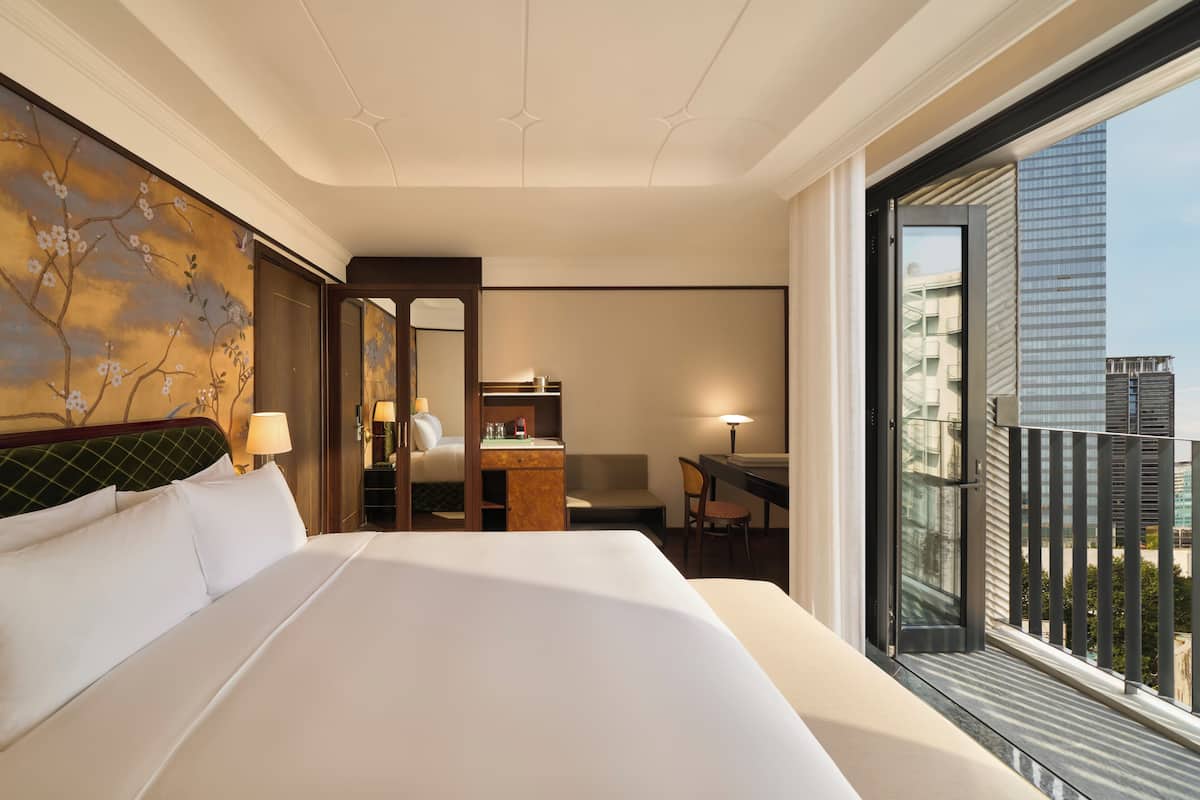 Minibar, in-room safe, desk, iron/ironing board