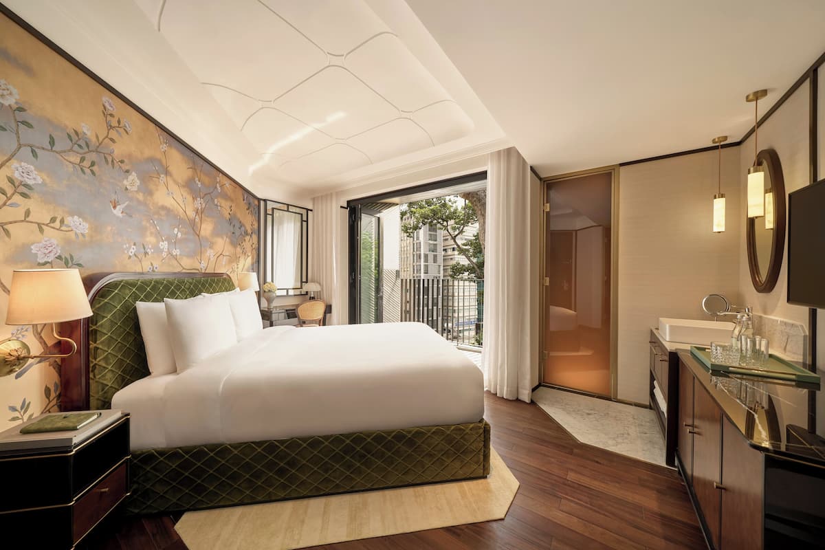 Minibar, in-room safe, desk, iron/ironing board