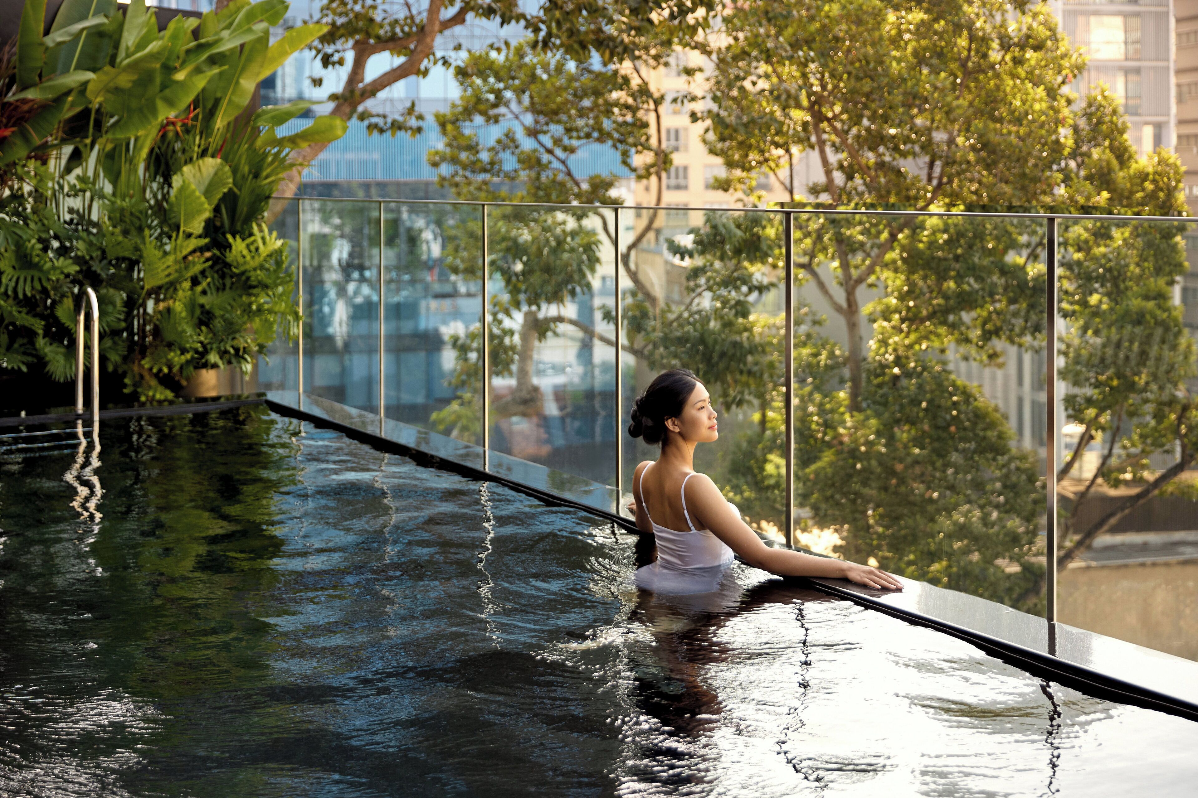 Una piscina al aire libre