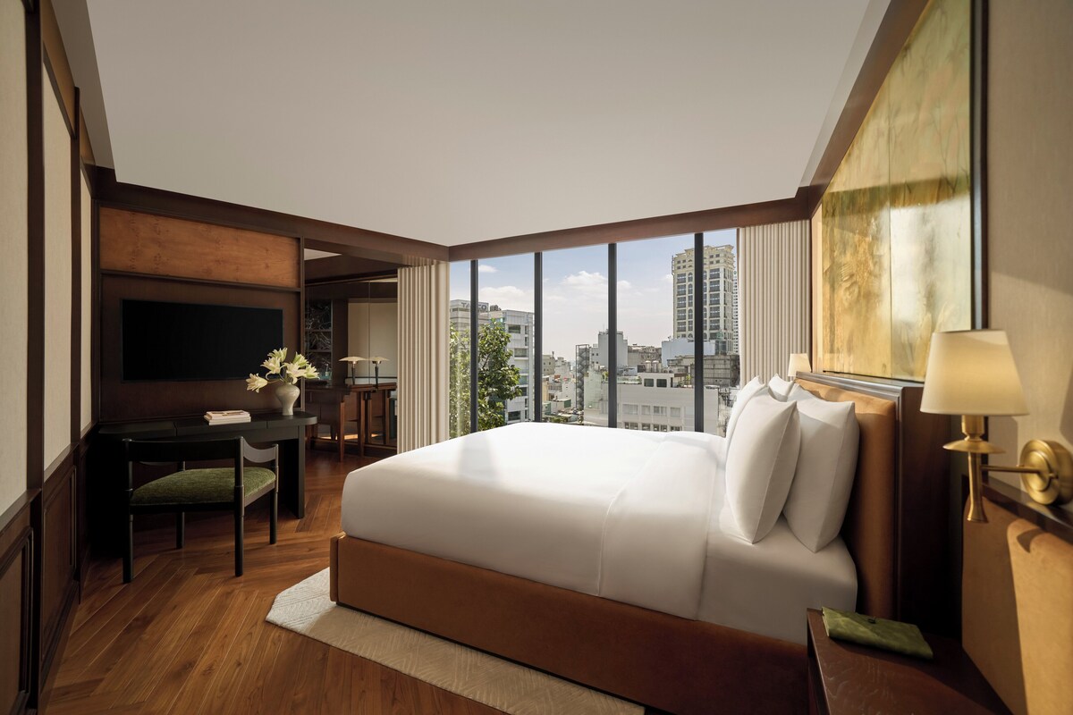 Suite, 1 King Bed | Premium bedding, pillow-top beds, minibar, in-room safe