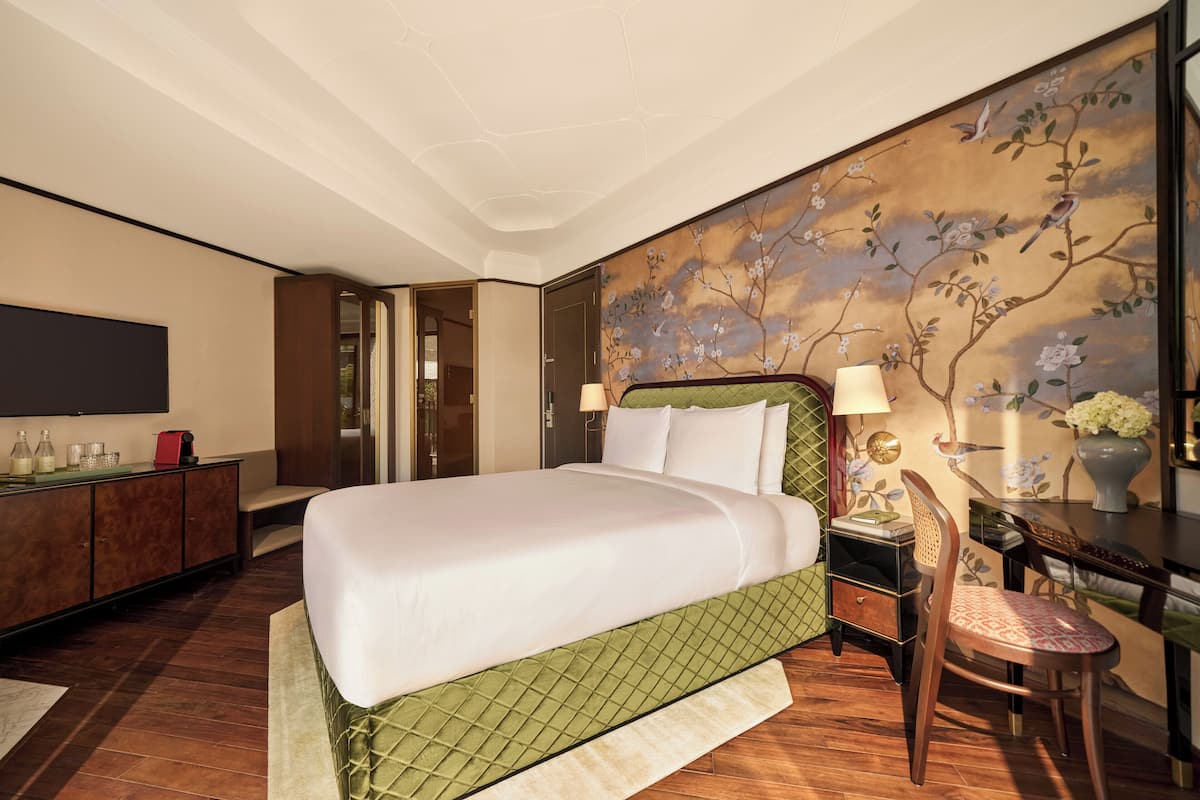 Minibar, in-room safe, desk, iron/ironing board