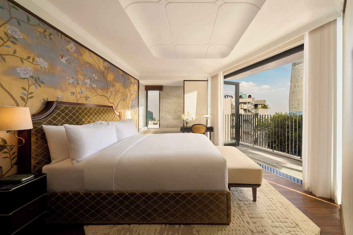 Grand Room, 1 King Bed, Corner | Minibar, in-room safe, desk, iron/ironing board