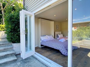 6 間睡房、書桌、熨斗/熨衫板、可攜式嬰兒床