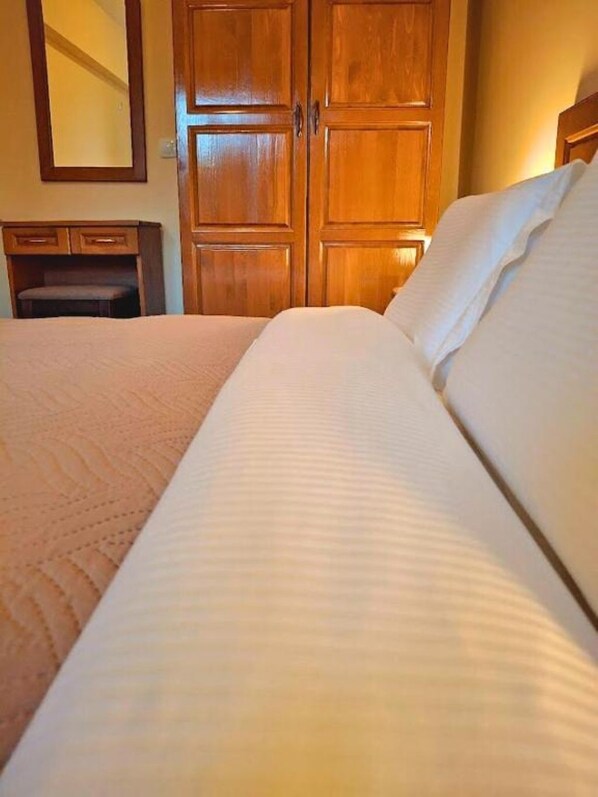 Ferros/tábuas de passar roupa, Wi-Fi, roupa de cama