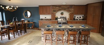 Casa Del Río Encantado – Riverside 3BR/2BA w/ Hot Tub & Game Room