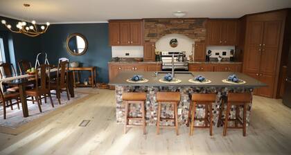 Casa Del Río Encantado – Riverside 3BR/2BA w/ Hot Tub & Game Room