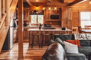 Smart TV, chimenea, futbolito y libros