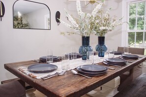 Dining - Hidden Gem Farm Homestead Sleeps 12 &Fresh Produce (Spring Hill)