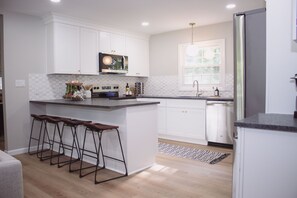 Fridge, microwave, oven, stovetop - Hidden Gem Farm Homestead Sleeps 12 &Fresh Produce (Spring Hill)