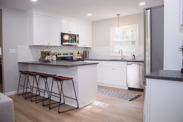 Fridge, microwave, oven, stovetop - Hidden Gem Farm Homestead Sleeps 12 &Fresh Produce (Spring Hill)