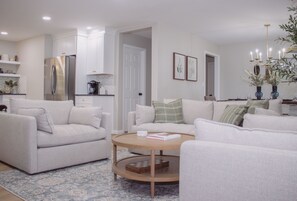 Smart TV - Hidden Gem Farm Homestead Sleeps 12 &Fresh Produce (Spring Hill)