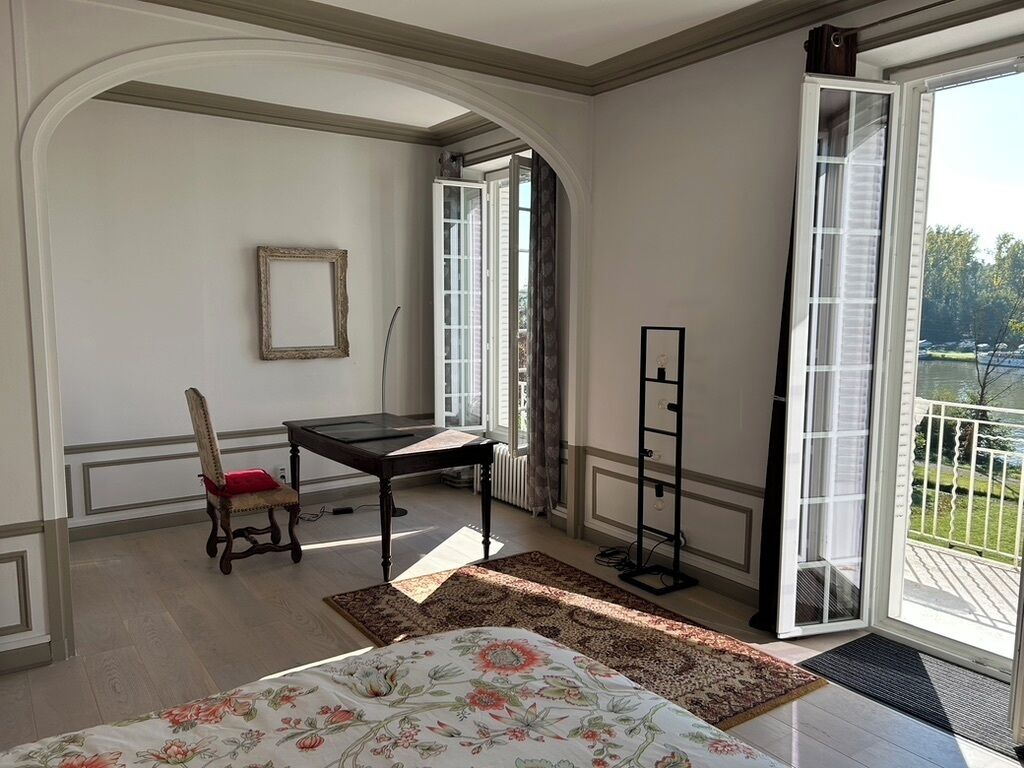 Desk, iron/ironing board, travel crib, WiFi