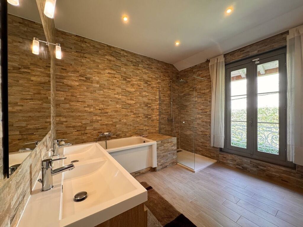 Douche, sèche-cheveux, serviettes fournies