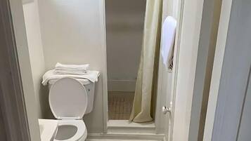 Habitación individual Confort | Baño | Ducha, artículos de higiene personal gratuitos, toallas y jabón