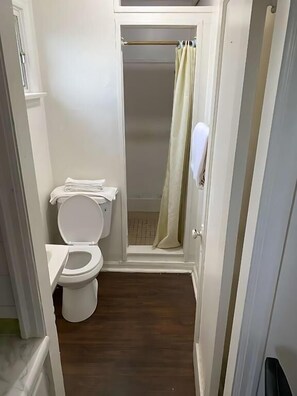 Comfort Single Room | Bathroom | Shower, free toiletries, towels, soap