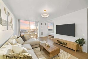 TV - Renovated Suite with Ocean Views (Honolulu)