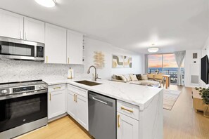 Fridge, microwave, oven, stovetop - Renovated Suite with Ocean Views (Honolulu)