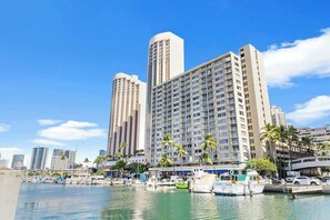 Marina - Renovated Suite with Ocean Views (Honolulu)