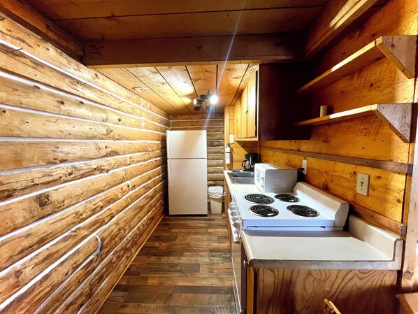 Private kitchen - Peaceful Cabin with WiFi & Reindeer Enclosure in Delta Junction - Cabin 6 (Delta Junction)