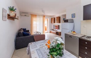 TV - Beautiful apartment in Dobrinja (Malinska)