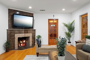 Living area - Modern 4BR 1.5BA W/Pool Table (Burbank)