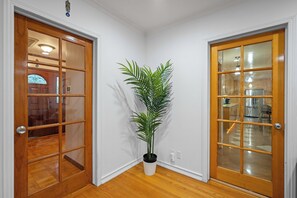 Interior - Modern 4BR 1.5BA W/Pool Table (Burbank)