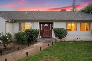 Exterior detail - Modern 4BR 1.5BA W/Pool Table (Burbank)