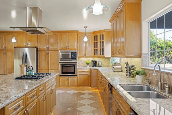 Private kitchen - Modern 4BR 1.5BA W/Pool Table (Burbank)