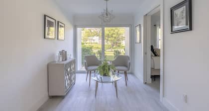 Fully renovated upscale 2-bedroom condo in the heart of Old Naples.