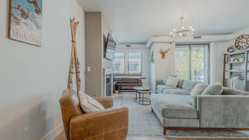 Condo, nhiều giường, ban công, quang cảnh núi (Whitefish Loft) | Khu phòng khách