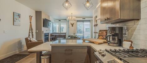 Condo, varias camas, balcón, vista a la montaña (Whitefish Loft) | Cocina privada