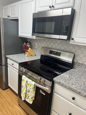 Micro-ondes, four, plaque de cuisson, lave-vaisselle