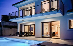 Outdoor dining - Amazing home in Pobri (Pobri)
