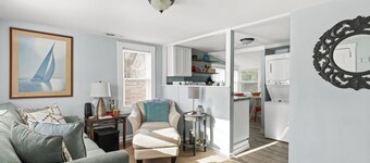 Cozy cottage with hot tub, private yard and close to everything in Wilmington