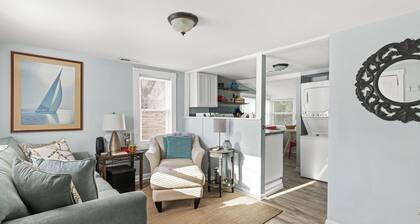 Cozy cottage with hot tub, private yard and close to everything in Wilmington