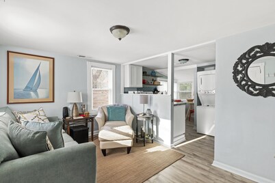 Cozy cottage with hot tub, private yard and close to everything in Wilmington