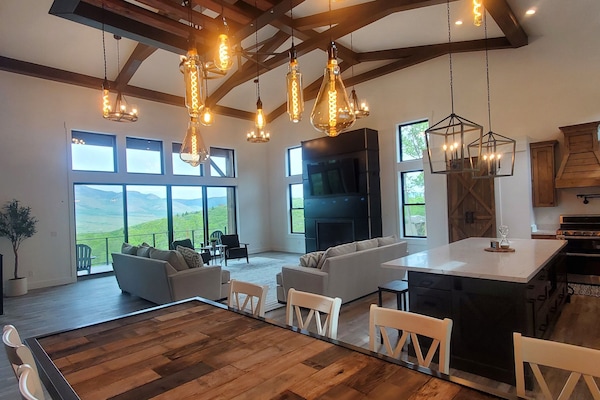 Amazing family room and kitchen open space with amazing views of the mountains